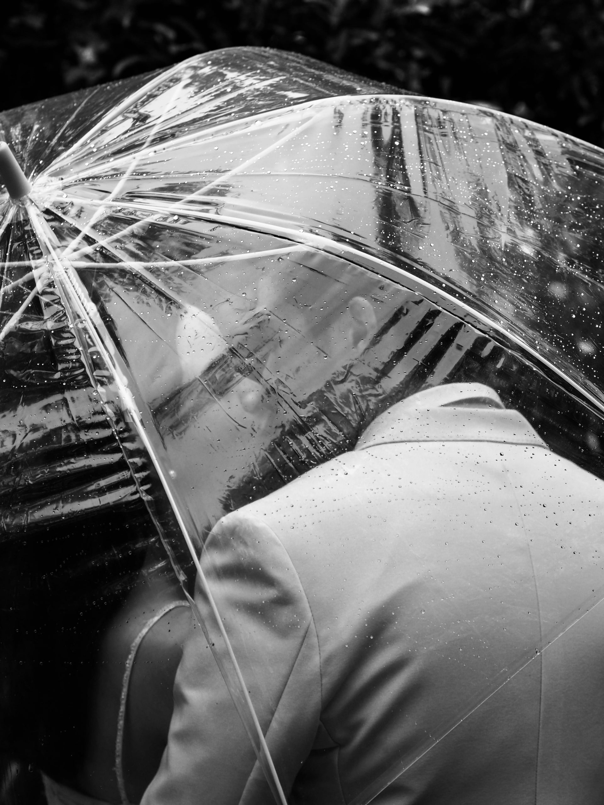 Photo mariés sous la pluie